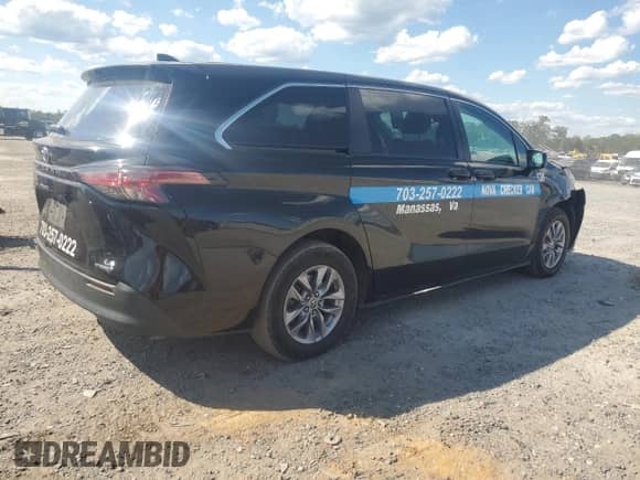 2022 Toyota Sienna LE with VIN 5TDKRKEC5NS111905, listed as a Copart auction lot 70765145 with 153,470 mi miles and Salvage title. Bid and sale history available at DreamBid. Image 3.