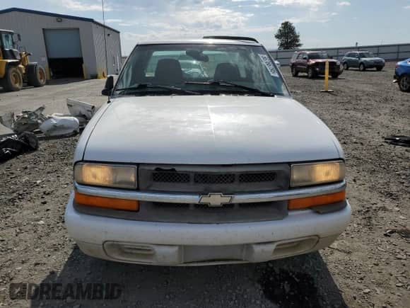 1998 Chevrolet S-10 LS with VIN 1GCCS1941W8127854, listed as a Copart auction lot 56766795 with 137,104 mi miles and Salvage title. Bid and sale history available at DreamBid. Image 5.