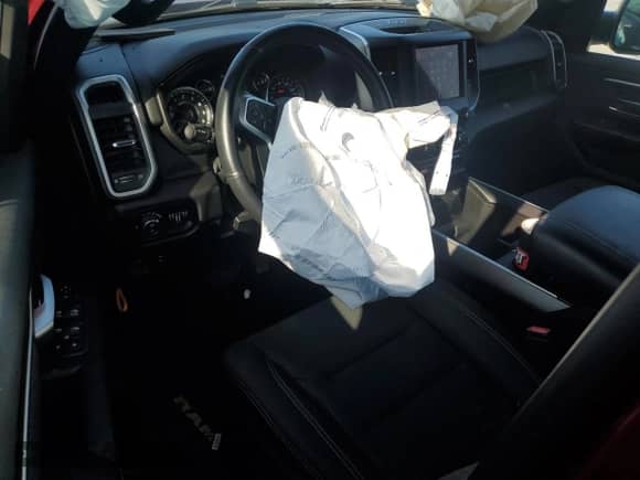 2019 Ram 1500 Big Horn z VIN 1C6RREBT6KN884038, wystawiony jako Copart lot #60100405 z przebiegiem 63 187 mil mil oraz Szkoda całkowita • Salvage title. Historia ofert i sprzedaży dostępna na DreamBid. Obrazek 8.