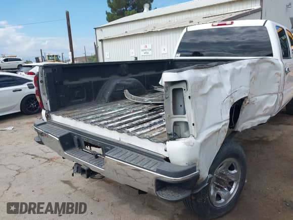 2003 Chevrolet Silverado 2500HD LT z VIN 1GCHK23153F256035, wystawiony jako IAAI lot #43176158 z przebiegiem Nie podano mil oraz . Historia ofert i sprzedaży dostępna na DreamBid. Obrazek 17.