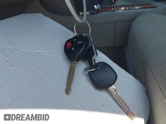 2008 Toyota Camry LE z VIN 4T1BE46K78U763160, wystawiony jako IAAI lot #42643908 z przebiegiem 259 370 mil mil oraz . Historia ofert i sprzedaży dostępna na DreamBid. Obrazek 11.