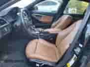 2018 BMW 3 Series 330i xDrive z VIN WBA8D9C50JEB35471, wystawiony jako Copart lot #80644555 z przebiegiem 195 409 mil mil oraz Czysty tytuł • Clean title. Historia ofert i sprzedaży dostępna na DreamBid. Obrazek 7.