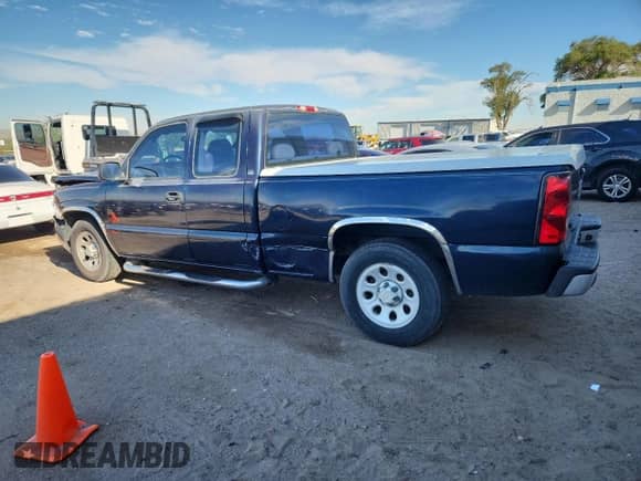 2005 Chevrolet Silverado 1500 Work Truck z VIN 1GCEC19X15Z274555, wystawiony jako Copart lot #81807615 z przebiegiem 88 801 mil mil oraz Szkoda całkowita • Salvage title. Historia ofert i sprzedaży dostępna na DreamBid. Obrazek 2.