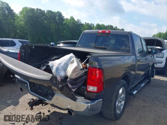 2018 Ram 1500 Big Horn z VIN 1C6RR7LM5JS247760, wystawiony jako IAAI lot #42306425 z przebiegiem 93 664 mil mil oraz . Historia ofert i sprzedaży dostępna na DreamBid. Obrazek 4.