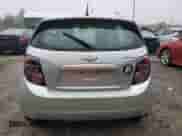 2013 Chevrolet Sonic LS z VIN 1G1JA6SG0D4245581, wystawiony jako Copart lot #72187644 z przebiegiem 65 308 mil mil oraz Czysty tytuł • Clean title. Historia ofert i sprzedaży dostępna na DreamBid. Obrazek 6.