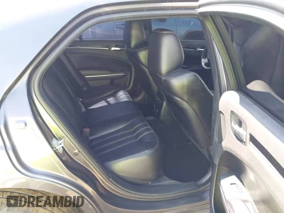 2021 Chrysler 300 S z VIN 2C3CCABT9MH515876, wystawiony jako IAAI lot #43245438 z przebiegiem 45 238 mil mil oraz . Historia ofert i sprzedaży dostępna na DreamBid. Obrazek 8.