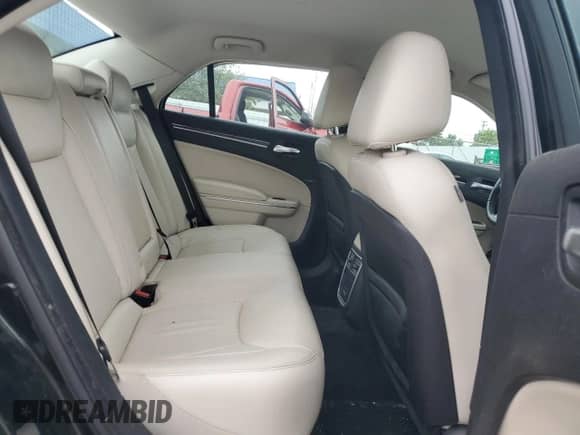 2015 Chrysler 300 Limited z VIN 2C3CCARG6FH757195, wystawiony jako Copart lot #66513885 z przebiegiem 81 355 mil mil oraz Czysty tytuł • Clean title. Historia ofert i sprzedaży dostępna na DreamBid. Obrazek 10.