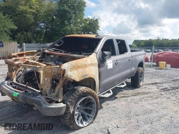 2022 Chevrolet Silverado 1500 RST z VIN 1GCUDEED8NZ558776, wystawiony jako IAAI lot #41374887 z przebiegiem Nie podano mil oraz . Historia ofert i sprzedaży dostępna na DreamBid. Obrazek 2.
