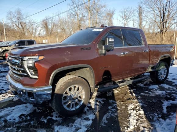 2024 Chevrolet Silverado 3500HD LTZ z VIN 1GC4YUEYXRF318878, wystawiony jako Copart lot #42762255 z przebiegiem 3 837 mil mil oraz Szkoda całkowita • Salvage title. Historia ofert i sprzedaży dostępna na DreamBid. Obrazek 1.