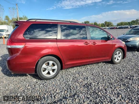 2013 Toyota Sienna LE AAS z VIN 5TDKK3DC0DS379299, wystawiony jako Copart lot #81824495 z przebiegiem 151 243 mil mil oraz Szkoda całkowita • Salvage title. Historia ofert i sprzedaży dostępna na DreamBid. Obrazek 3.
