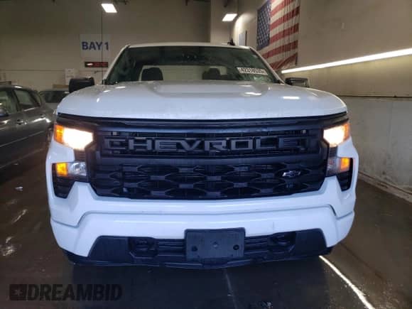 2024 Chevrolet Silverado 1500 Custom с VIN 1GCRDBEK7RZ277223, выставлен на аукционе Copart как лот 42318535 с пробегом 3 391 миль миль и Списание • Salvage title. История ставок и продаж доступна на DreamBid. Изображение 5.