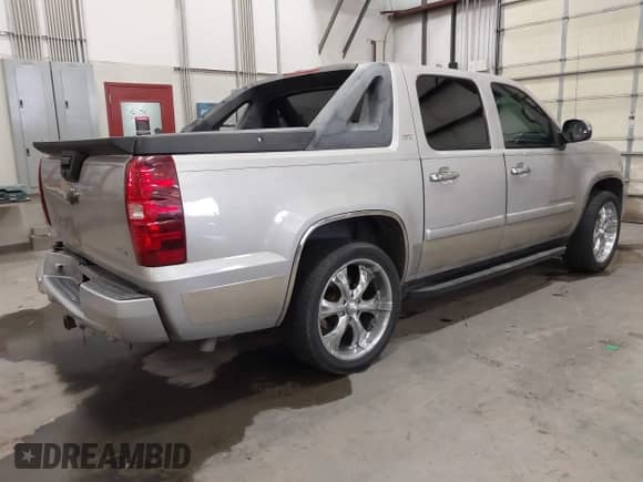 2007 Chevrolet Avalanche LTZ with VIN 3GNEC12037G144865, listed as a IAAI auction lot 42592982 with 160,962 mi miles and . Bid and sale history available at DreamBid. Image 4.