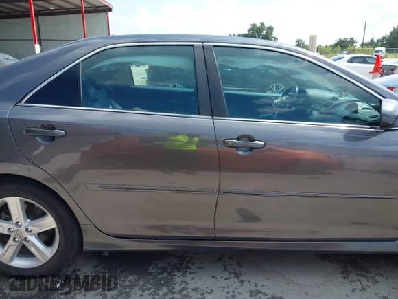 2014 Toyota Camry L z VIN 4T1BF1FK9EU324324, wystawiony jako IAAI lot #43235190 z przebiegiem 132 269 mil mil oraz . Historia ofert i sprzedaży dostępna na DreamBid. Obrazek 14.