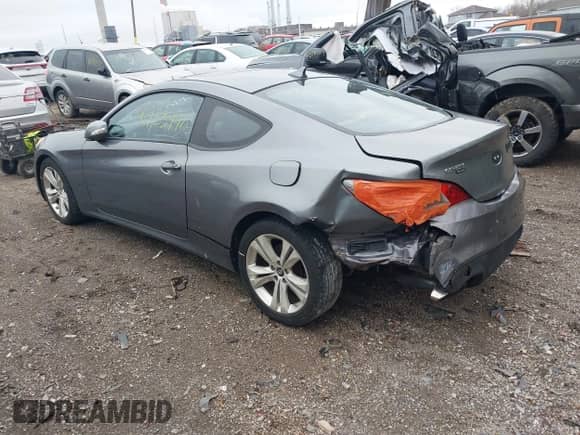 2010 Hyundai Genesis Coupe Grand Touring z VIN KMHHU6KH3AU004837, wystawiony jako IAAI lot #41933440 z przebiegiem 202 689 mil mil oraz . Historia ofert i sprzedaży dostępna na DreamBid. Obrazek 3.