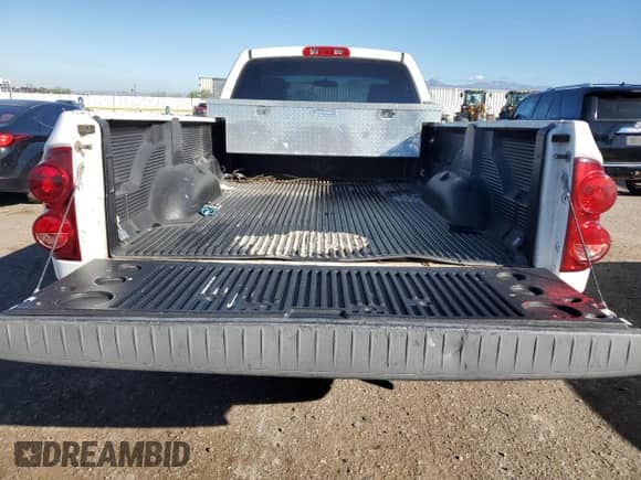 2007 Dodge 1500 ST z VIN 1D7HA16KX7J615843, wystawiony jako Copart lot #82535605 z przebiegiem 151 547 mil mil oraz Czysty tytuł • Clean title. Historia ofert i sprzedaży dostępna na DreamBid. Obrazek 10.