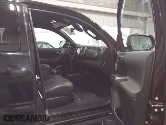 2019 Toyota Tacoma SR5 z VIN 5TFSZ5ANXKX174139, wystawiony jako IAAI lot #43035436 z przebiegiem 38 075 mil mil oraz . Historia ofert i sprzedaży dostępna na DreamBid. Obrazek 5.