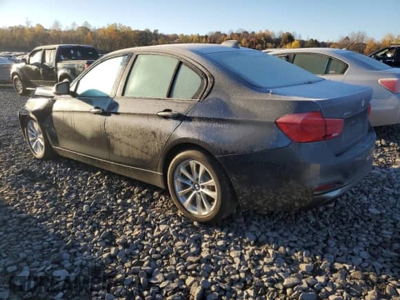 2016 BMW 3 Series 320i xDrive z VIN WBA8E5G51GNT40741, wystawiony jako Copart lot #89641135 z przebiegiem 105 501 mil mil oraz Szkoda całkowita • Salvage title. Historia ofert i sprzedaży dostępna na DreamBid. Obrazek 2.