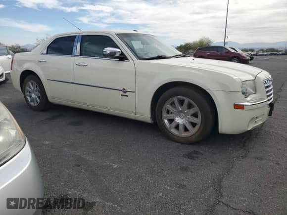 2008 Chrysler 300 C Hemi z VIN 2C3LA63H78H165909, wystawiony jako Copart lot #67643935 z przebiegiem 110 404 mil mil oraz Czysty tytuł • Clean title. Historia ofert i sprzedaży dostępna na DreamBid. Obrazek 4.