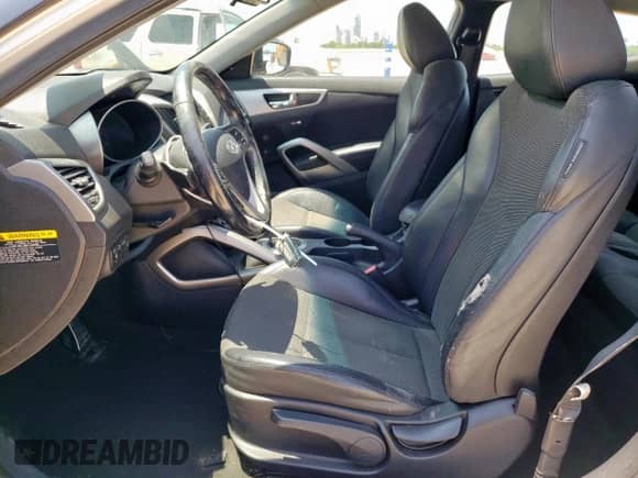 2013 Hyundai Veloster w/Black Int z VIN KMHTC6AD9DU147646, wystawiony jako Copart lot #58495585 z przebiegiem 121 781 mil mil oraz Szkoda całkowita • Salvage title. Historia ofert i sprzedaży dostępna na DreamBid. Obrazek 7.