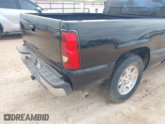 2006 Chevrolet Silverado 1500 Work Truck z VIN 3GCEC14X66G272129, wystawiony jako IAAI lot #42725725 z przebiegiem 95 938 mil mil oraz . Historia ofert i sprzedaży dostępna na DreamBid. Obrazek 6.