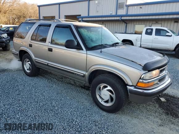 1998 Chevrolet Blazer LT z VIN 1GNDT13W2W2236765, wystawiony jako Copart lot #88902125 z przebiegiem 227 773 mil mil oraz Szkoda całkowita • Salvage title. Historia ofert i sprzedaży dostępna na DreamBid. Obrazek 4.