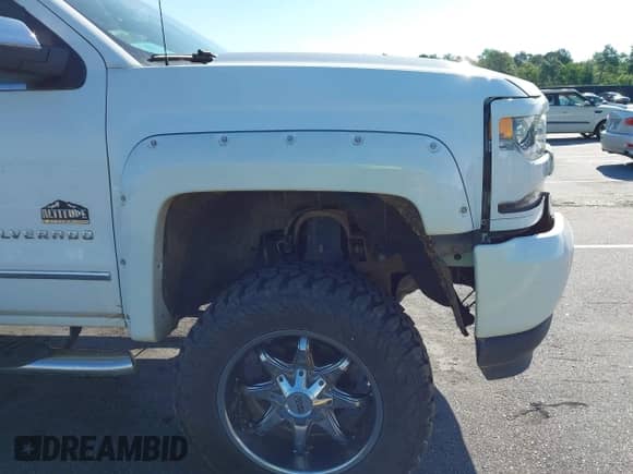 2017 Chevrolet Silverado 1500 LTZ z VIN 3GCUKSEC0HG274378, wystawiony jako IAAI lot #42182655 z przebiegiem 103 704 mil mil oraz . Historia ofert i sprzedaży dostępna na DreamBid. Obrazek 17.