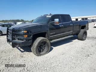 2015 Chevrolet Silverado 2500HD LTZ z VIN 1GC1KWE83FF677243, wystawiony jako Copart lot #70582445 z przebiegiem 215 883 mil mil oraz Czysty tytuł • Clean title. Historia ofert i sprzedaży dostępna na DreamBid. Obrazek 1.