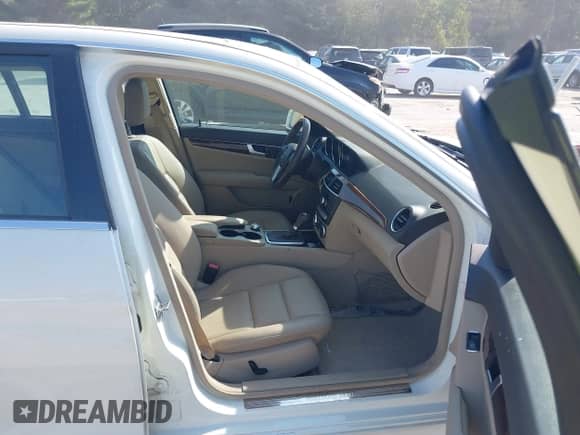 2012 Mercedes-Benz C 300 Sport с VIN WDDGF8BB2CA648843, выставлен на аукционе IAAI как лот 43238906 с пробегом 157 941 миль миль и . История ставок и продаж доступна на DreamBid. Изображение 5.