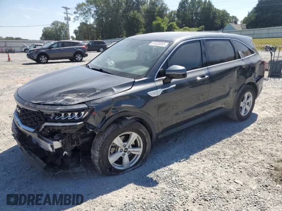 2022 Kia Sorento LX z VIN 5XYRG4LC1NG117619, wystawiony jako Copart lot #81020055 z przebiegiem 42 024 mil mil oraz Szkoda całkowita • Salvage title. Historia ofert i sprzedaży dostępna na DreamBid. Obrazek 1.