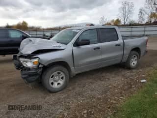 2022 Ram 1500 Tradesman z VIN 1C6RRFGG5NN305689, wystawiony jako Copart lot #47247195 z przebiegiem 152 379 mil mil oraz Szkoda całkowita • Salvage title. Historia ofert i sprzedaży dostępna na DreamBid. Obrazek 1.
