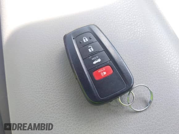 2020 Toyota Camry LE z VIN 4T1L11AK2LU999293, wystawiony jako IAAI lot #43202655 z przebiegiem 52 070 mil mil oraz . Historia ofert i sprzedaży dostępna na DreamBid. Obrazek 11.