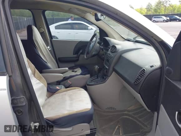 2004 Saturn VUE z VIN 5GZCZ33DX4S891748, wystawiony jako IAAI lot #41983425 z przebiegiem 187 754 mil mil oraz . Historia ofert i sprzedaży dostępna na DreamBid. Obrazek 5.