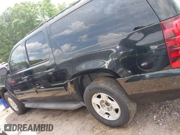 2010 Chevrolet Suburban LT z VIN 1GNUCJE06AR138587, wystawiony jako IAAI lot #42145484 z przebiegiem 283 318 mil mil oraz . Historia ofert i sprzedaży dostępna na DreamBid. Obrazek 13.