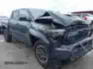 2024 Toyota Tacoma SR5 z VIN 3TMLB5JN2RM051282, wystawiony jako IAAI lot #42370502 z przebiegiem 3 932 mil mil oraz . Historia ofert i sprzedaży dostępna na DreamBid. Obrazek 1.