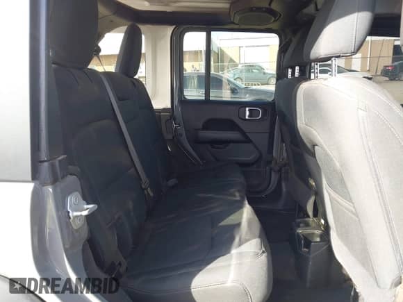 2021 Jeep Wrangler Unlimited Sahara Altitude z VIN 1C4HJXEN9MW645794, wystawiony jako IAAI lot #41807183 z przebiegiem 84 043 mil mil oraz . Historia ofert i sprzedaży dostępna na DreamBid. Obrazek 8.