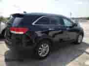 2018 Kia Sorento LX z VIN 5XYPG4A34JG346106, wystawiony jako Copart lot #60173235 z przebiegiem 76 156 mil mil oraz Szkoda całkowita • Salvage title. Historia ofert i sprzedaży dostępna na DreamBid. Obrazek 3.