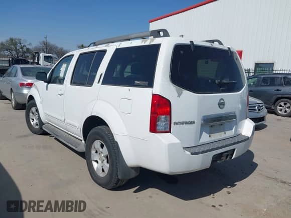 2005 Nissan Pathfinder SE z VIN 5N1AR18U35C771657, wystawiony jako IAAI lot #41793114 z przebiegiem 181 777 mil mil oraz . Historia ofert i sprzedaży dostępna na DreamBid. Obrazek 3.