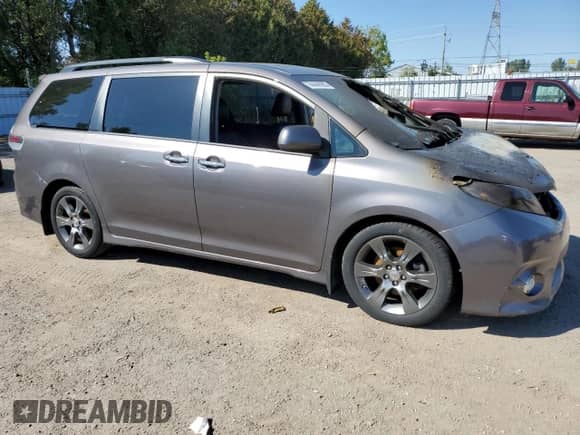 2015 Toyota Sienna SE with VIN 5TDXK3DC6FS669362, listed as a Copart auction lot 84446905 with Not provided miles and Non repairable. Bid and sale history available at DreamBid. Image 4.