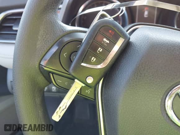 2019 Toyota Camry SE z VIN 4T1B11HK2KU693548, wystawiony jako IAAI lot #43352154 z przebiegiem 64 472 mil mil oraz . Historia ofert i sprzedaży dostępna na DreamBid. Obrazek 11.