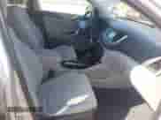 2017 Hyundai Tucson SE z VIN KM8J33A40HU412658, wystawiony jako IAAI lot #43239033 z przebiegiem 63 203 mil mil oraz . Historia ofert i sprzedaży dostępna na DreamBid. Obrazek 5.