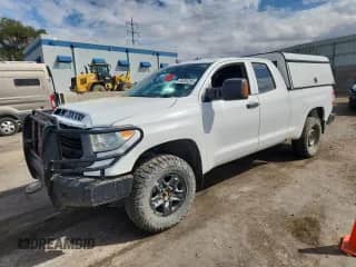 2014 Toyota Tundra SR z VIN 5TFUW5F17EX390929, wystawiony jako Copart lot #84809295 z przebiegiem 248 426 mil mil oraz Szkoda całkowita • Salvage title. Historia ofert i sprzedaży dostępna na DreamBid. Obrazek 1.