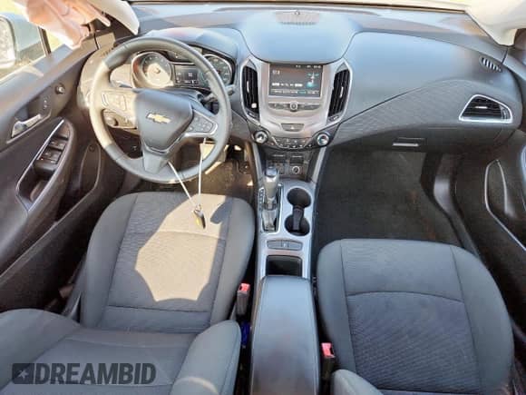 2018 Chevrolet Cruze LT z VIN 1G1BE5SM3J7178610, wystawiony jako Copart lot #80082305 z przebiegiem 65 385 mil mil oraz Czysty tytuł • Clean title. Historia ofert i sprzedaży dostępna na DreamBid. Obrazek 8.