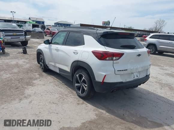 2021 Chevrolet TrailBlazer RS z VIN KL79MTSLXMB072447, wystawiony jako IAAI lot #41853844 z przebiegiem 87 845 mil mil oraz . Historia ofert i sprzedaży dostępna na DreamBid. Obrazek 3.