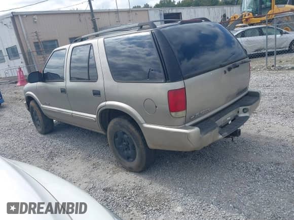 2002 Chevrolet Blazer LS z VIN 1GNDT13W22K135560, wystawiony jako IAAI lot #43381193 z przebiegiem 169 980 mil mil oraz . Historia ofert i sprzedaży dostępna na DreamBid. Obrazek 3.