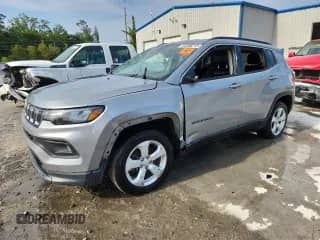 2022 Jeep Compass Latitude z VIN 3C4NJCBB4NT177809, wystawiony jako Copart lot #64206215 z przebiegiem 62 229 mil mil oraz Szkoda całkowita • Salvage title. Historia ofert i sprzedaży dostępna na DreamBid. Obrazek 1.