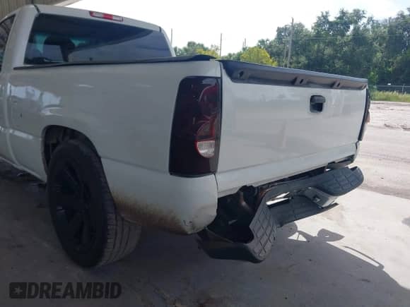 2005 Chevrolet Silverado 1500 Work Truck z VIN 1GCEC14XX5Z318107, wystawiony jako IAAI lot #43367766 z przebiegiem 104 186 mil mil oraz . Historia ofert i sprzedaży dostępna na DreamBid. Obrazek 6.