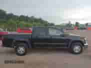 2008 Chevrolet Colorado 1LT z VIN 1GCDT33E888220923, wystawiony jako IAAI lot #42836736 z przebiegiem 209 764 mil mil oraz . Historia ofert i sprzedaży dostępna na DreamBid. Obrazek 13.