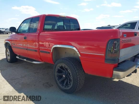 1998 Dodge 1500 z VIN 1B7HF13Z1WJ260525, wystawiony jako IAAI lot #42185638 z przebiegiem 264 580 mil mil oraz . Historia ofert i sprzedaży dostępna na DreamBid. Obrazek 3.
