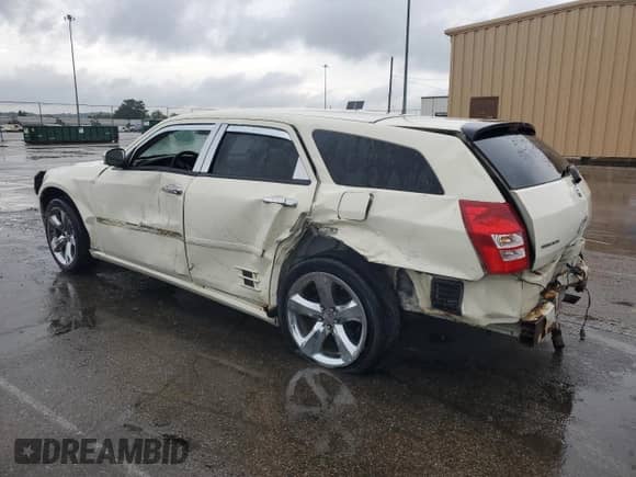 2005 Dodge Magnum SE with VIN 2D4FV48T85H669043, listed as a Copart auction lot 69935015 with 209,181 mi miles and Salvage title. Bid and sale history available at DreamBid. Image 2.