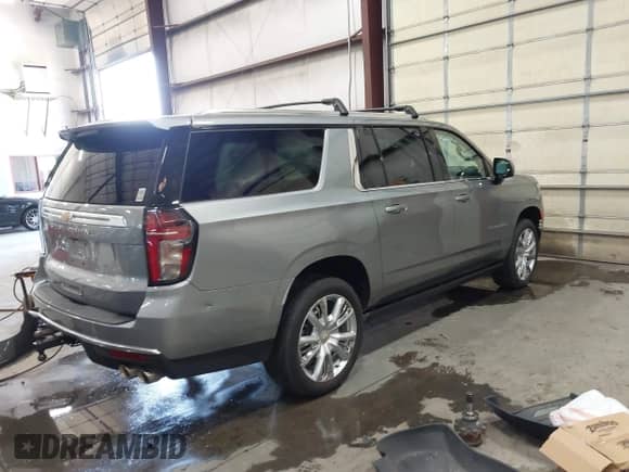 2023 Chevrolet Suburban High Country z VIN 1GNSKGKL2PR537744, wystawiony jako IAAI lot #42598837 z przebiegiem 12 934 mil mil oraz . Historia ofert i sprzedaży dostępna na DreamBid. Obrazek 4.